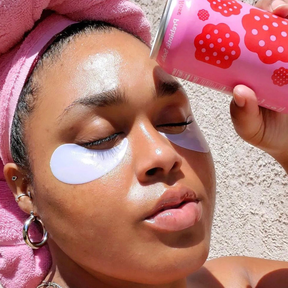 FourthRayBeauty's tweet photo. another one, thank you🌸❤️ another day filled with self-care! what's your favorite hydrating drink?💦

using chill sesh hydrating eye masks...feature skin-plumping star ingredient Hyaluronic Acid to restore &amp; lock in essential moisture after just 1 application

📸:lifeofagoddess_ https://t.co/o9UrgPQE0J