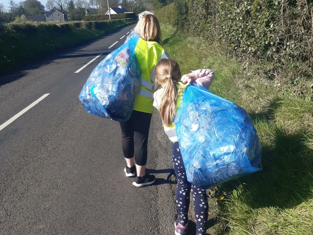 Fantastic effort by our Casements and Geraldines members this morning in our Community Spring Clean 👏👏
The streets and roads of the parish looking much cleaner this evening 💛🖤
 #BigSpringClean
#liveherelovehere