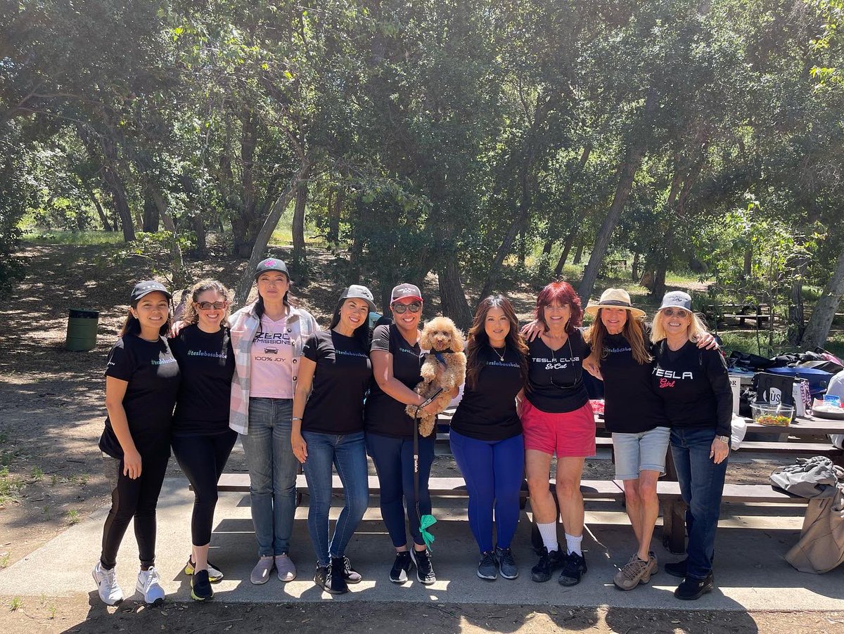 TeslaClubSoCal's tweet photo. Great time at the @Tesla Women Picnic! ๐ท๐ท Looking forward to seeing you all at the next one! @TeslaJoy @TwixDaPoodle @drivyndotcom #TeslaClubSoCal #TeslaWomen #TeslaBossBabe https://t.co/lp20SscAyd