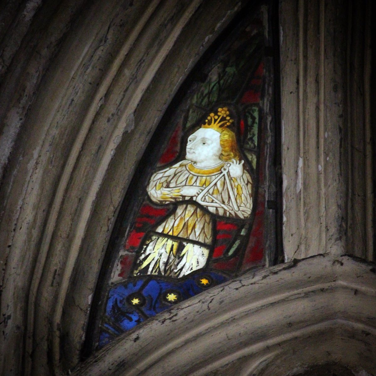 MorleyRA's tweet image. Periodic reminder of the little triangle player in the 15th-century glazing in the Beauchamp Chapel of St Mary’s, Warwick.