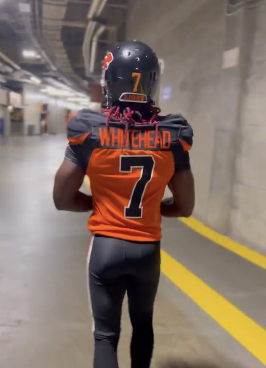 NelsonHackewich's tweet photo. Looks like @BCLions will be going no helmet stripe this season https://t.co/az9FnuyrLX