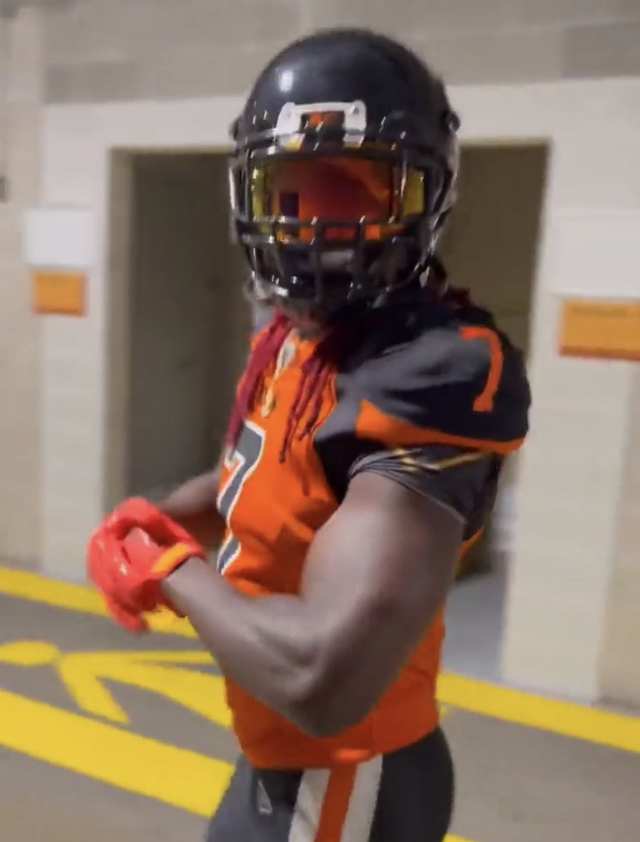 NelsonHackewich's tweet photo. Looks like @BCLions will be going no helmet stripe this season https://t.co/az9FnuyrLX