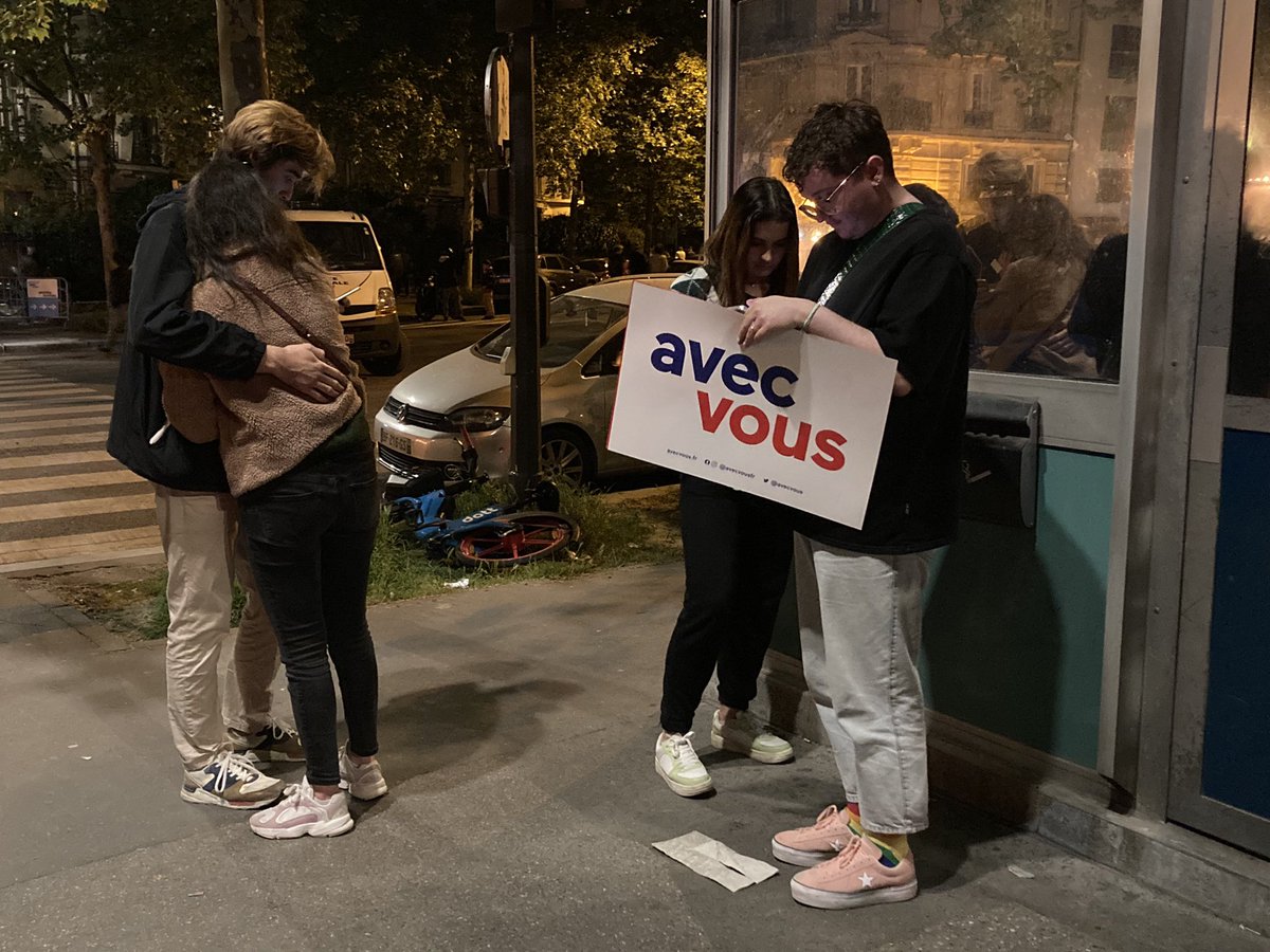 #RTLFlashActu 
Le champs de Mars se vide très vite après le discours d’Emmanuel Macron. Peu d’enthousiasme, même chez les militants, le nez sur leur téléphone.