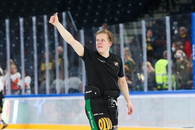 RauTeemu's tweet photo. Kiitos @KuudesKP kaudesta🖤🧡! Kiitos myös @Osasto41 , pienelle pojalle isoja juttuja👏#KooKoo #ilves https://t.co/kuy3Se12gL