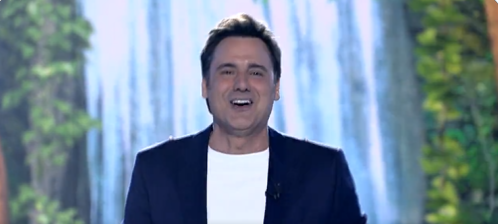 teleaudiencias's tweet photo. #ConexiónHonduras1🌴: Ion Aramendi debuta como presentador de 'Supervivientes'. 
¿Te gusta su regreso a Mediaset?
RT: NO, prefería a Sandra o Jordi
MG: SÍ, ¡qué gustazo verle presentar! https://t.co/QFNtAMJNJw