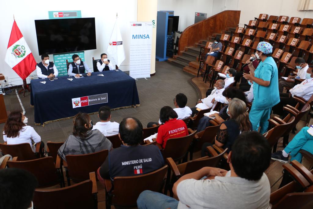 Minsa_Peru's tweet photo. Este sábado el equipo técnico del #Minsa, encabezado por el ministro Jorge López Peña, se reunió con representantes del #Fenutssa para dialogar sobre el proceso de mejora permanente de las condiciones laborales en el sector salud. https://t.co/L56vSQbYWE
