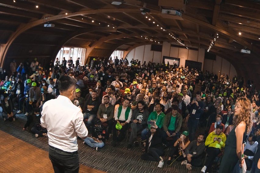 ArielAnaliza's tweet photo. Nuestro objetivo es derrotar el continuismo, por eso hemos aceptado esta tarea con compromiso. 

¡Juntos/as vamos a lograrlo! 
@PartidoVerdeCoL 
#somosverdeesperanza💚 https://t.co/M1vn9diwdq