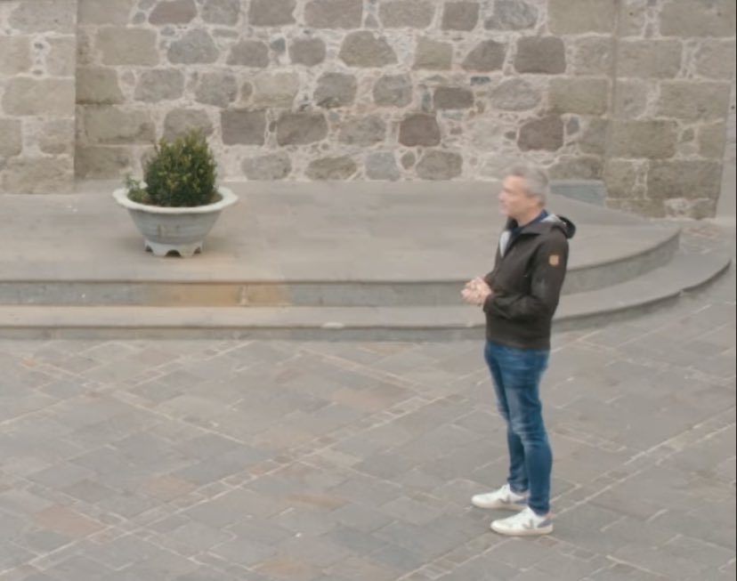 Ok43400955's tweet photo. Leerkrachten tijdens live lessen #demol https://t.co/nboJidoc04