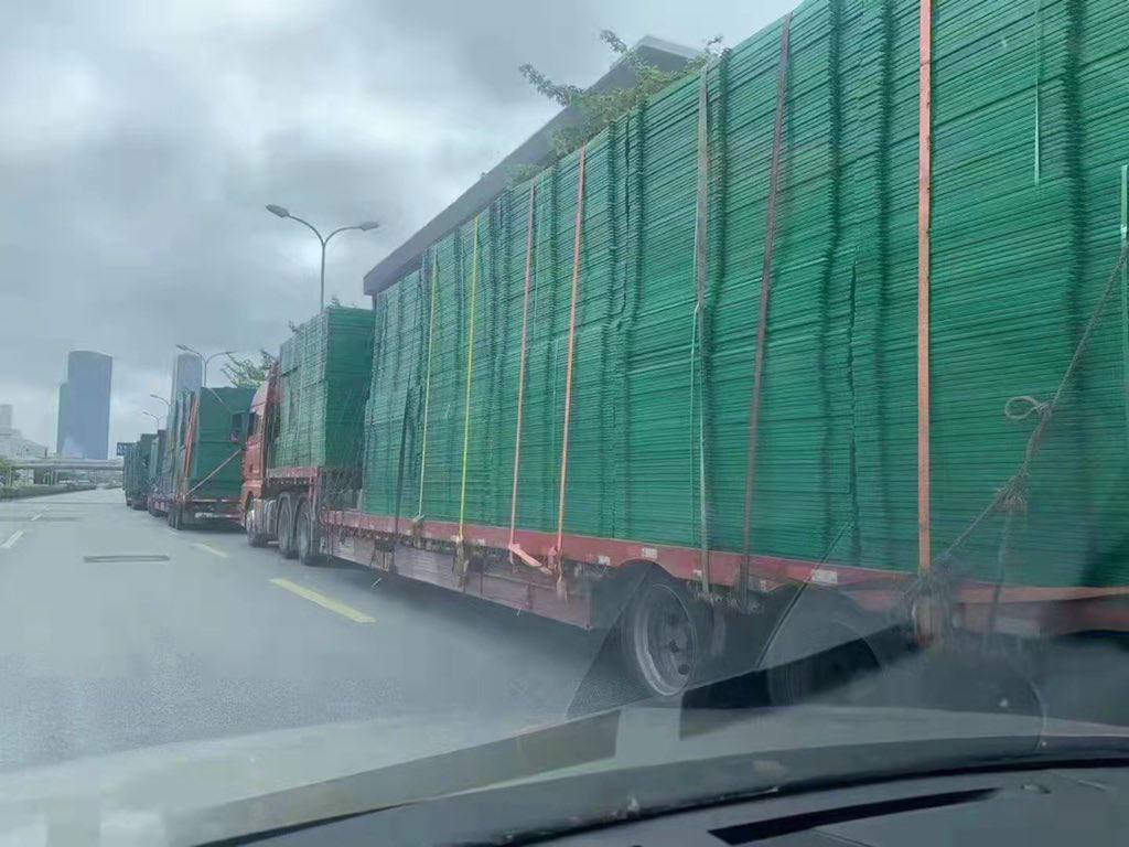 GundamNorthrop's tweet image. Nowadays, #China's only logistic during Famine Lockdown that isn't stalled by the communist regime is transporting the prison-like lockdown fences.