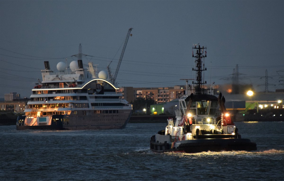 AJBC_1's tweet photo. Supporting the cruise ship departure was @BoludaTowage #tug RT AMBITION #dlr_blog

#RTAmbition #Tugboat #RiverThames #London https://t.co/Yo36XEYZwX