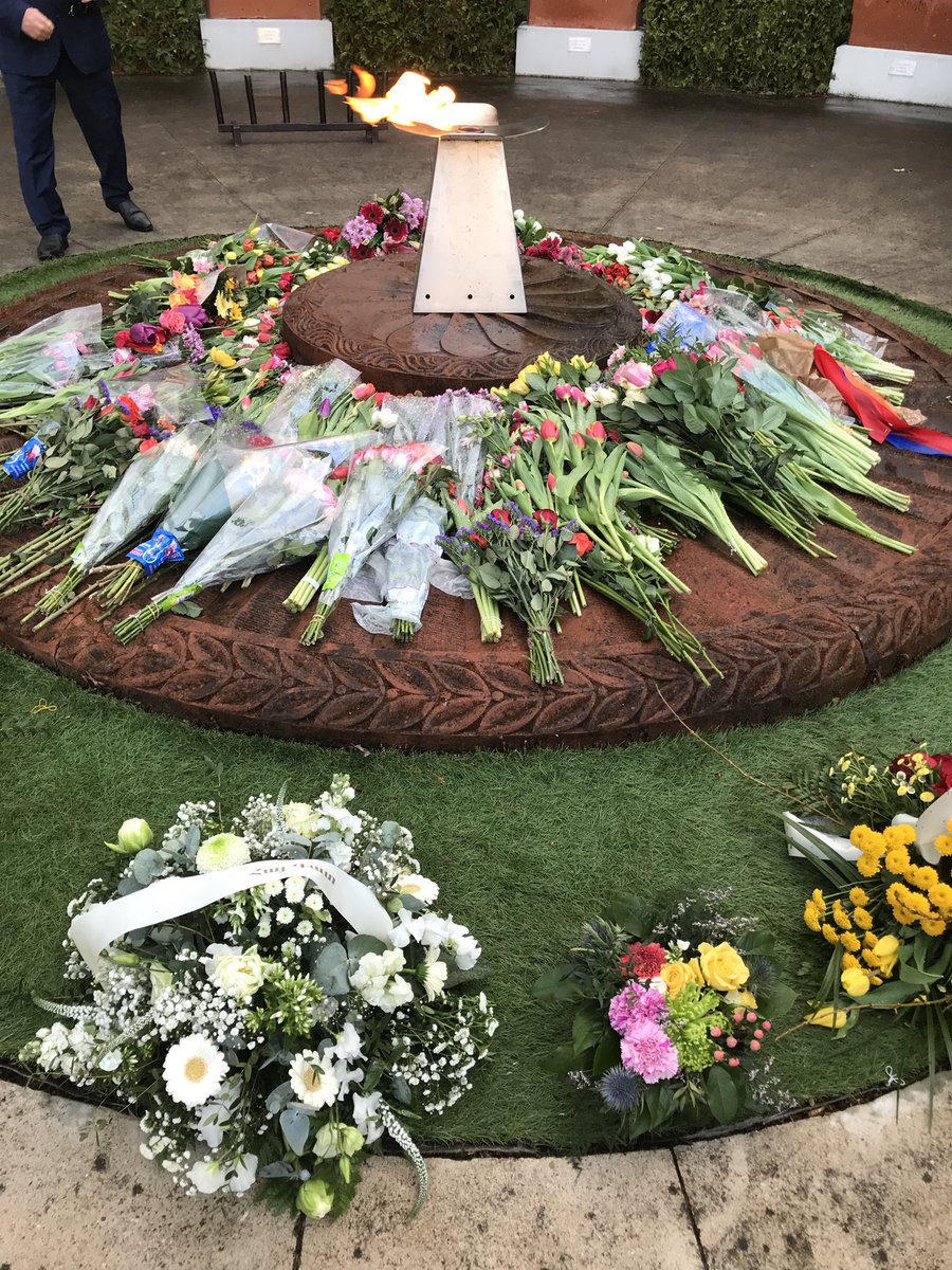 VanMierloCDA's tweet photo. Bij het monument bij de Armeense kerk in Almelo is vanavond de Armeense genocide herdacht. Ter nagedachtenis van de 1,5 miljoen slachtoffers die tijdens de Armeense genocide zijn gestorven, hebben @DorienWind en ik namens @CDAAlmelo een bloemstuk bij het monument gelegd. https://t.co/kWVAtx28oT