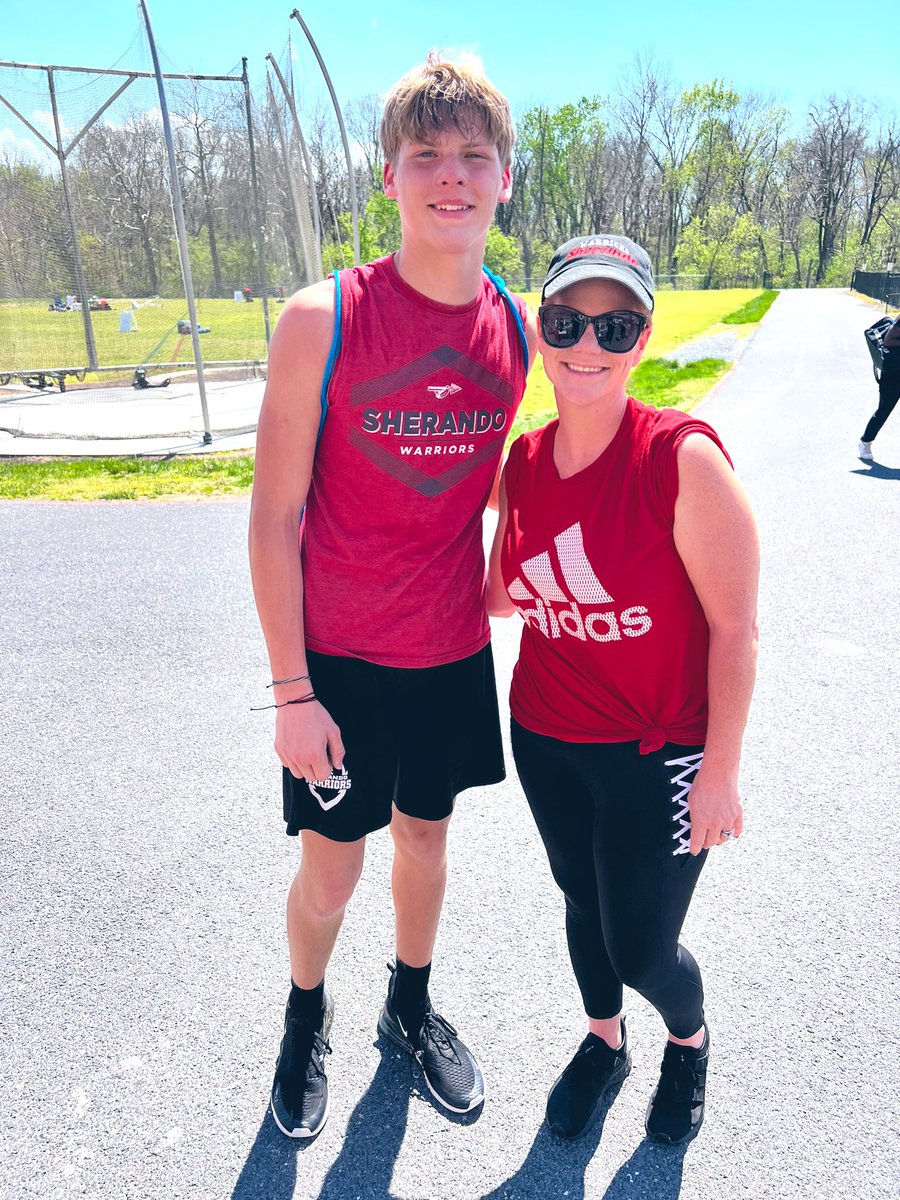 Maus1983's tweet photo. It was a LONG morning/afternoon of 7v7 football… we are sun smacked ( not kissed as we are burnt!🤪🥵) So worth it though to see my boy play….Incredibly proud of him and how he played today. @aleatch_07 #Leatch #notyouravragefootballmom #football #footballmom https://t.co/FzyPrgbLTi