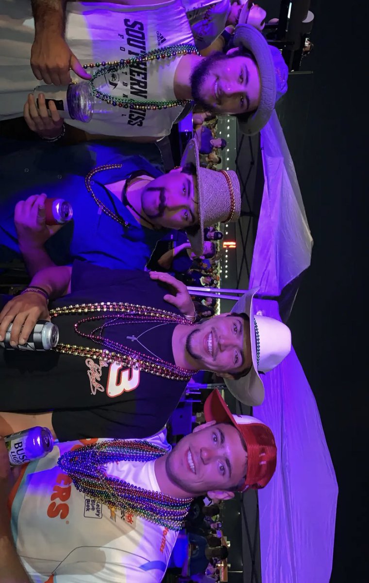 daltonm2799's tweet photo. @DevonaW02866470 At the Riley green concert after the race https://t.co/QFPYXrNavX