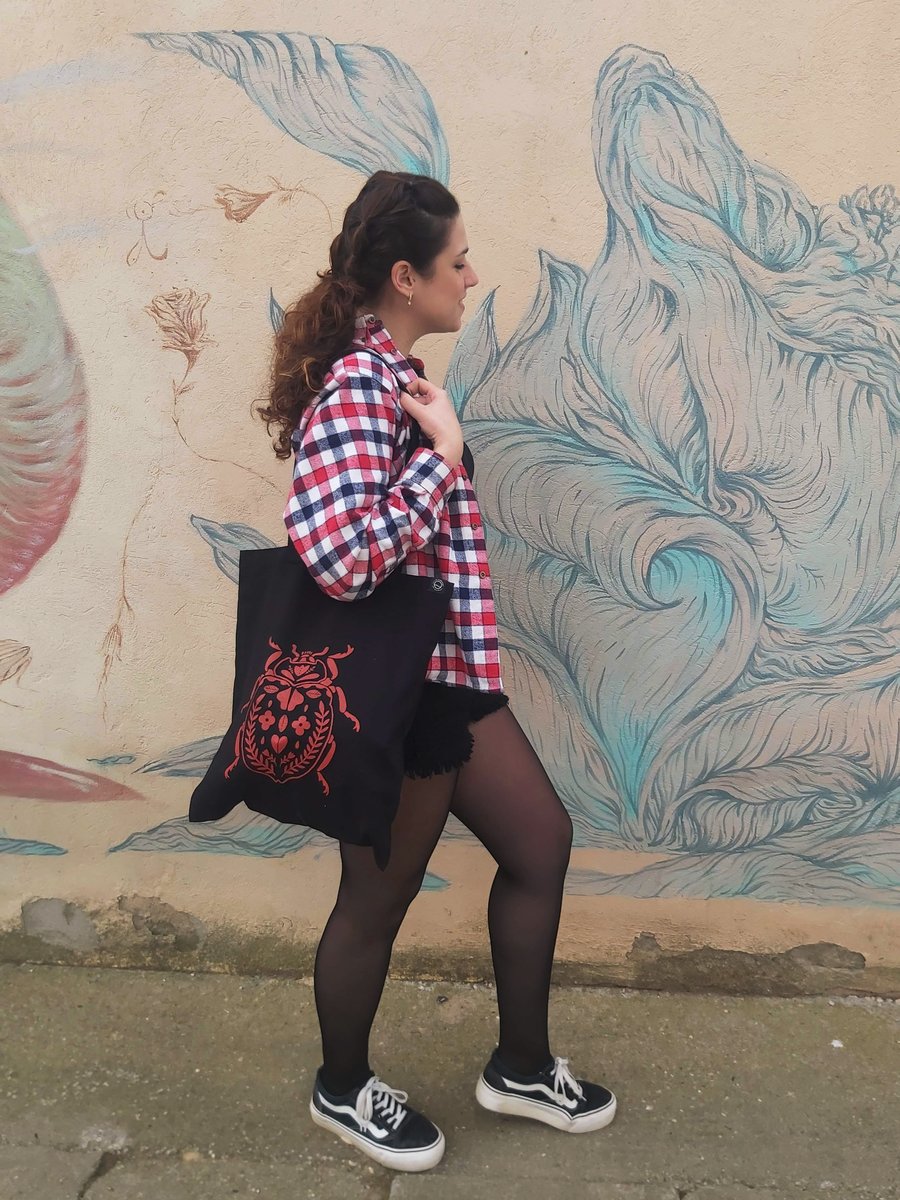 ¿Cuándo vas de turismo dónde llevas tantos trastos? La botella, la chaqueta, el palo selfie, el mapa... Nosotras tenemos la solución para llevarlo todo, y además, encontrar lo que necesites con un solo gesto, ¡los tote bags de luciernabags! 
#totebags #luciernabags #penelles