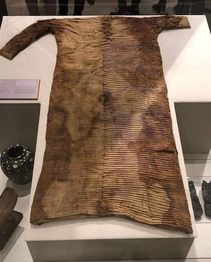 The oldest tunic in history made in ancient Egypt; around 4500 years ago, found in during tomb excavation works in 19th century.

Egyptian Museum, Cairo

#archaeohistories