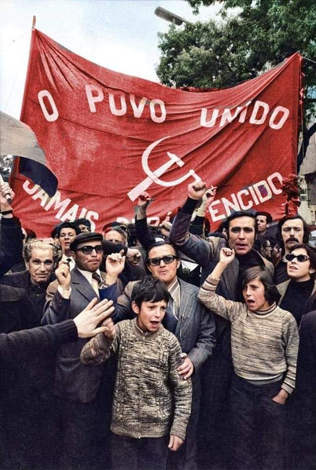 aleznes's tweet photo. 25 de abril siempre. Fascismo nunca más. https://t.co/BOjPsRQ86z