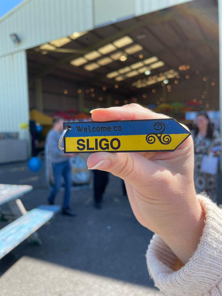 StrandhillSPM's tweet photo. Thank You 🇮🇪🇺🇦 

Today we welcomed over 40 Ukrainian children, women &amp; gentlemen to the market. It was a small token from our team to help them feel welcome. 

A massive thanks to our generous stall holders who supplied food, coffee &amp; gifts like this one 👇

#StandWithUkraine️ https://t.co/2j8o5X75iU