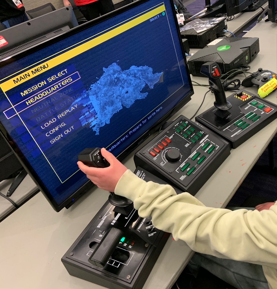 siege_ai's tweet photo. Had a great time at #PAXEast! Even with all the new games I still love getting to play this 20 year old mech game. #steelbatallion https://t.co/c5DiwjfXYo