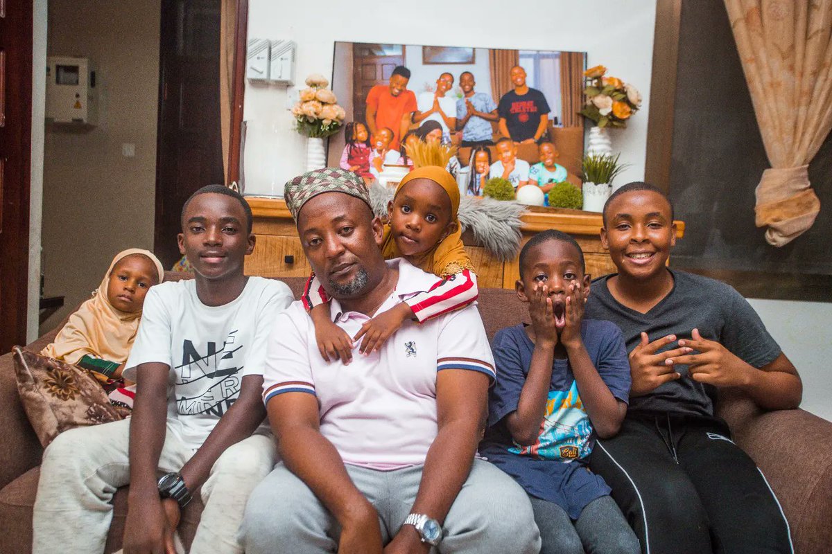 Kuna tofauti kati ya mzazi mfadhili na mzazi mlezi, Mzazi mfadhali anatoa matumizi tu ila mzazi mlezi hukaa karibu na wanae na hujua kila hatua zao. Tujitahidi kuwa Wazazi walezi ili watoto wetu waweze kuja kutulea uzeeni, nasi tuone matunda yao. #godfathertale