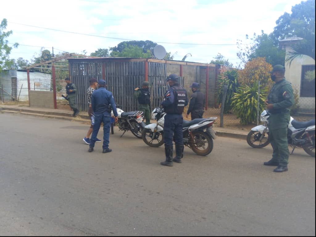 poliguarico15's tweet photo. #24Abr|| En el marco de la Gran Misión @cuadrantdpaz se realiza Operativo de Seguridad Mixto, en la Parroquia El Sombrero realizando el chequeo de vehículos, motos y personas garantizando resguardo y protección a los habitantes del Mpio.Mellado. 
#PuebloAlegreYEnPaz 
#CCP6 https://t.co/5FPNt1ykPm