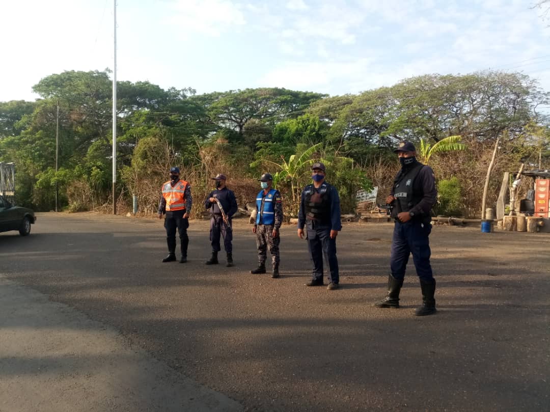 poliguarico15's tweet photo. #24Abr|| En el marco de la Gran Misión @cuadrantdpaz se realiza Operativo de Seguridad Mixto, en la Parroquia El Sombrero realizando el chequeo de vehículos, motos y personas garantizando resguardo y protección a los habitantes del Mpio.Mellado. 
#PuebloAlegreYEnPaz 
#CCP6 https://t.co/5FPNt1ykPm