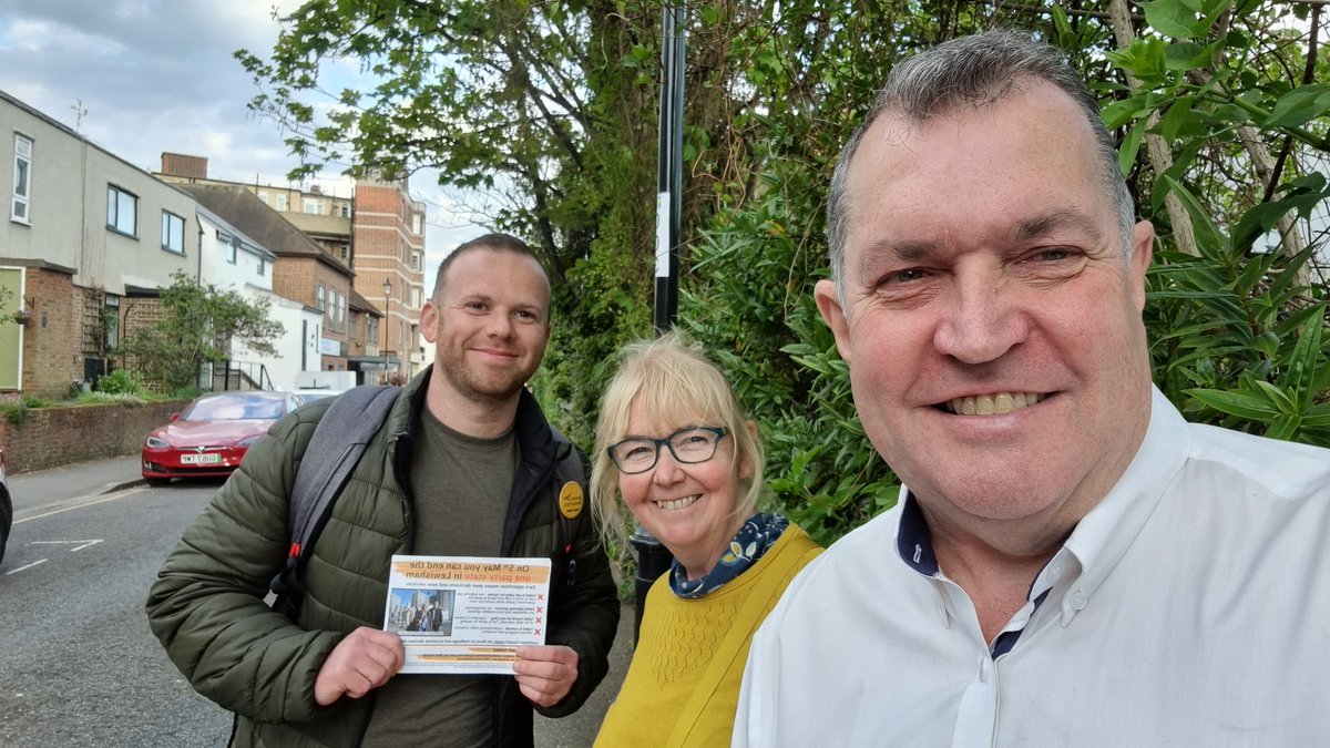 MainesChris's tweet photo. Great campaigning weekend. Lucky to have experienced campaigners join us in #Blackheath. Things definitely on the turn - residents agreeing time in Lewisham to #EndtheOnePartyState
#BlackheathLibDems
#BenMaguire
#HelenSteel
#Maines4Mayor https://t.co/A9yCAiwlVc
