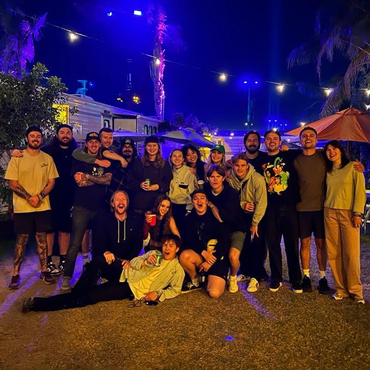 "A melhor turma do mundo!!!  Que vida as últimas 8 (?!?) Semanas foram com vocês. Agora, em casa para uma pequena pausa antes de dirigirmos na Europa" 

© smithbrorson ig