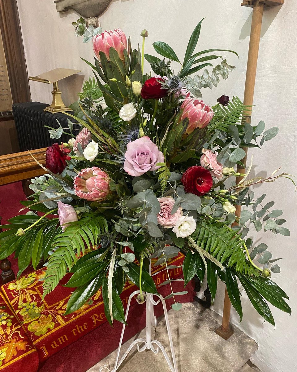 Today we had the absolute pleasure of making the flowers for Amy and Mike!! Amy chose a beautiful colour palette and included stunning Proteas in her flowers! 
#florist #weddingflorist #weddingflowers #bridalflowers #weddingflorist #styallodge