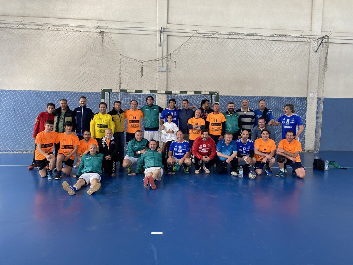 BMGRVeteranos's tweet photo. Esta mañana hemos disfrutado de nuevo del BALONMANO con los amigos de @BMVet_EuropaAlm y @CBM_VegadeGrana ‼️
Gracias por vuestra visita, hemos echado un gran día 💪🏻🤾🏼‍♂️ https://t.co/Kweywjl8Jo