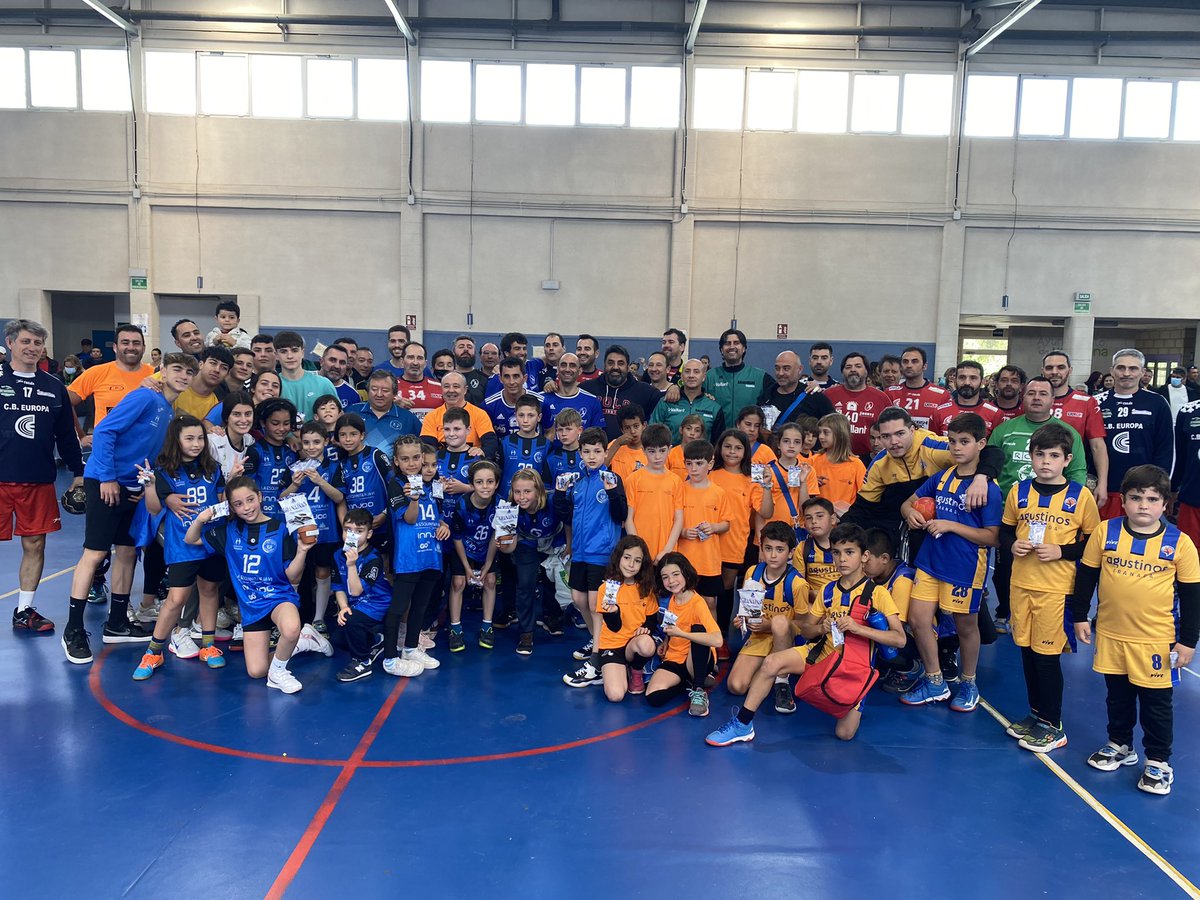 BMGRVeteranos's tweet photo. Esta mañana hemos disfrutado de nuevo del BALONMANO con los amigos de @BMVet_EuropaAlm y @CBM_VegadeGrana ‼️
Gracias por vuestra visita, hemos echado un gran día 💪🏻🤾🏼‍♂️ https://t.co/Kweywjl8Jo