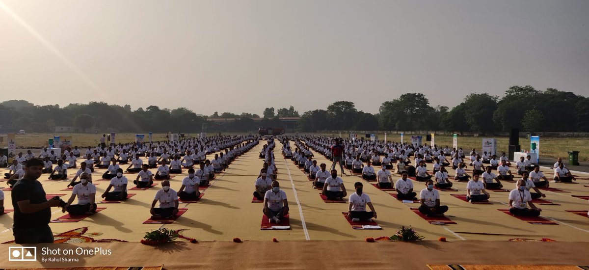 AAI_Official's tweet photo. ‘Yog Prabha’, the mega event, started with hundreds of participants zealously doing yoga. Organised by @MoCA_GoI at Safdarjung Airport, the event was led by HMCA @JM_Scindia in presence of HMoS @Gen_VKSingh #MOCA. The dignitaries and the Yog Guru lighted the lamp on the occasion. https://t.co/wYHVDKRLLz