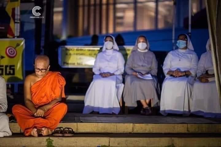 NalindaJayawar7's tweet photo. ලංකාව සහ ලංකාව
#lkapolice #GoHomeGota #Gallfaceprotest #Buddhist #redcrosslka #Protest #rajapakshe https://t.co/hfGekOWrEf