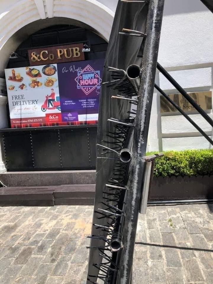NalindaJayawar7's tweet photo. ලංකාව සහ ලංකාව
#lkapolice #GoHomeGota #Gallfaceprotest #Buddhist #redcrosslka #Protest #rajapakshe https://t.co/hfGekOWrEf