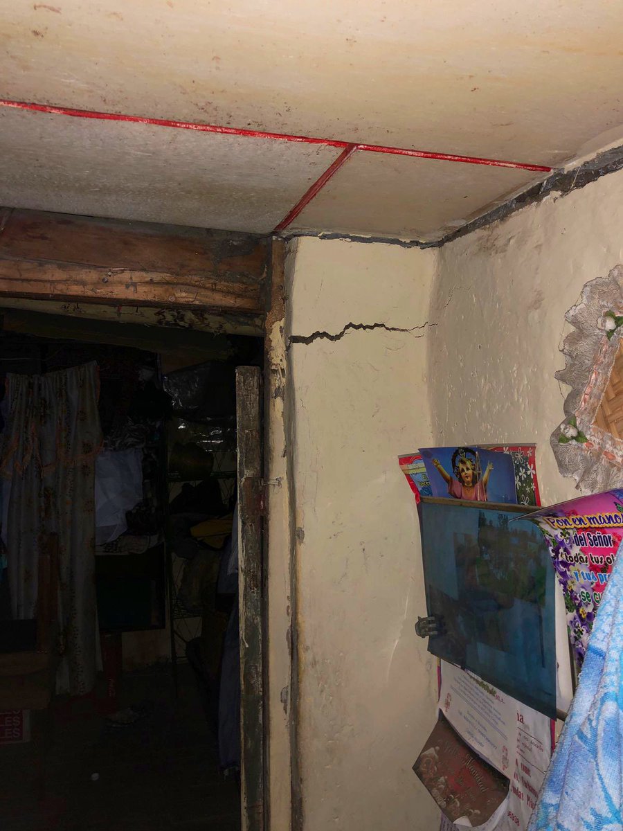 ECU911Austro's tweet photo. #ECU911Reporta| 🚨Vivienda en riesgo de colapso en sector Centro de Revisión Vehicular Mayancela.
@Bomberos_Cuenca colaboró con la evacuación de 4️⃣ personas del domicilio. Se coordinó asistencia con @RiesgosCuenca, @PoliciaEcuador y @emov_ep.
Fotos: cortesía #DMGR https://t.co/1w32NVUWcw