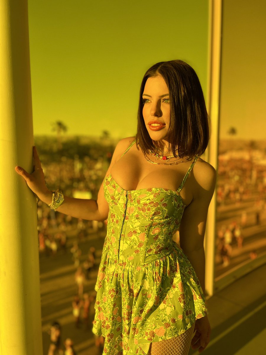 adrianachechik's tweet photo. Day 2’s fit.. #Coachella https://t.co/xyeWYrSAa6