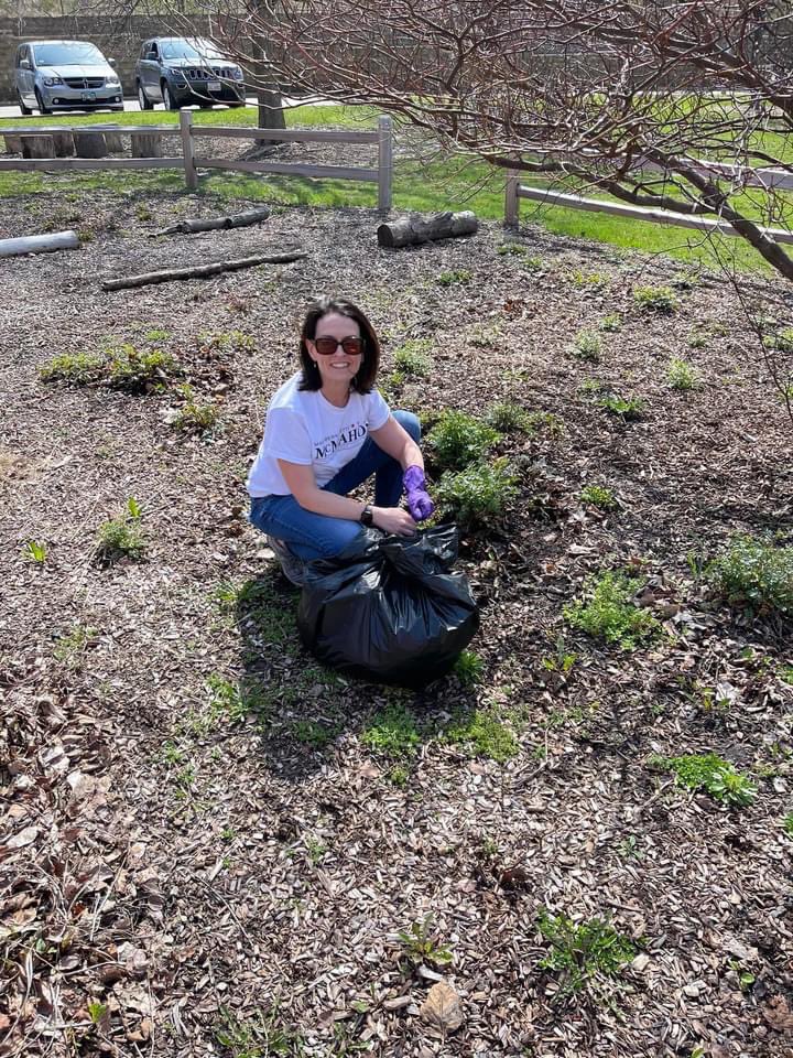 BMurph78's tweet photo. @MaryBMcMahon4 Helping out on #EarthDay2022 @annemichele https://t.co/s9CxVPkEbC