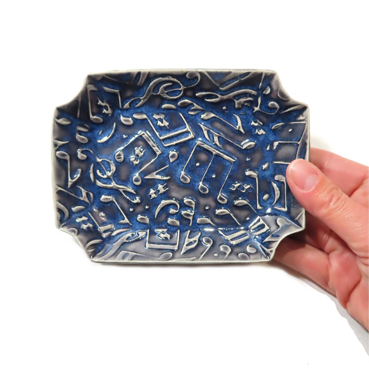 JKCJewelry's tweet photo. Dark Blue Music Note Soap Dish, Ceramic Dish, Rectangle Pottery Plate, Spoon Holder, Tea Bag Holder, Hand Built Pottery, Gift Idea, Décor https://t.co/0rTxa0RcWO #ceramics #art #pottery #handmade #RectangleDish https://t.co/oXbJi910J0