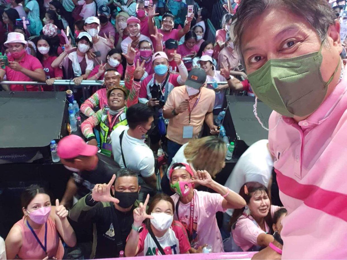 MipcB's tweet photo. Pangako, Sen @kikopangilinan, mas sisipagan ko pa pagkampanya na sa bawat @lenirobredo sa balota, may kasamang Kiko Pangilinan 💓💓 https://t.co/iFYR2qqSnx