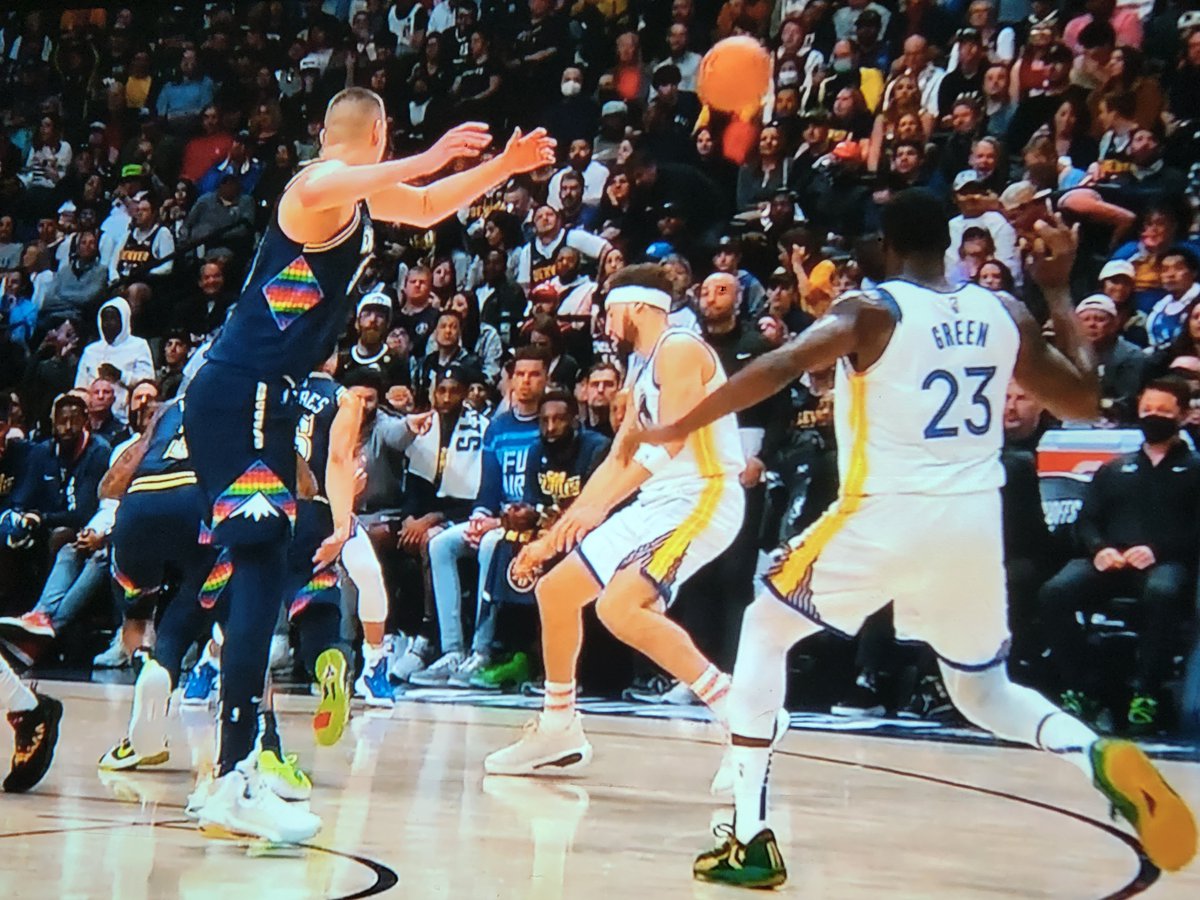 justinph615's tweet photo. @KlayThompson Got hit in the head with the ball by @Money23Green 

#NBAPlayoffs2022 #NBAPlayoffs #NBATwitterLive @warriors @nuggets https://t.co/HfaAYK0qT0