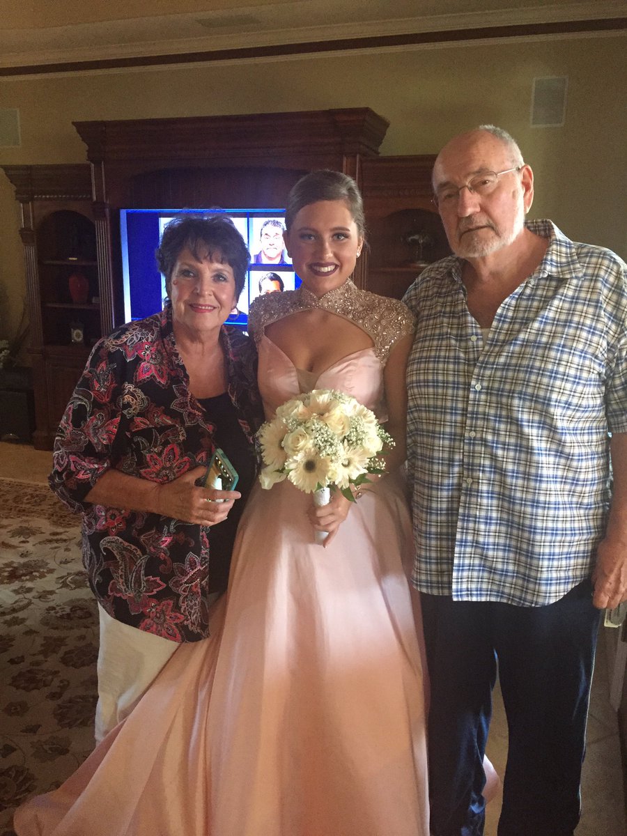 AMElyse_'s tweet photo. I love you 💗 I’m ready for you to be home! The strongest woman I know and the best “Baba” https://t.co/gImCyaI3uz
