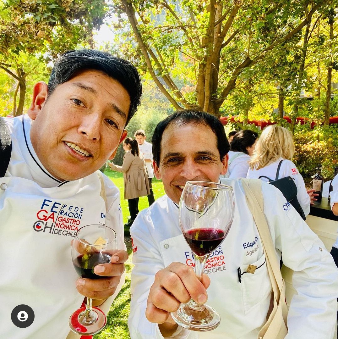 chef_edgardo's tweet photo. Y en esto andaba en #Santiago, en un maravilloso encuentro,se desarrollo la #Asamblea de socios de la #FederaciónGastronómicadeChile,
realizada en las dependencias de #InacapApoquindo.
Disfrutamos con Chesse & Wine de camaradería.🥰🥰❤
#ChefEdgardoAguilera
#ChefFegach https://t.co/tTEitScq3i