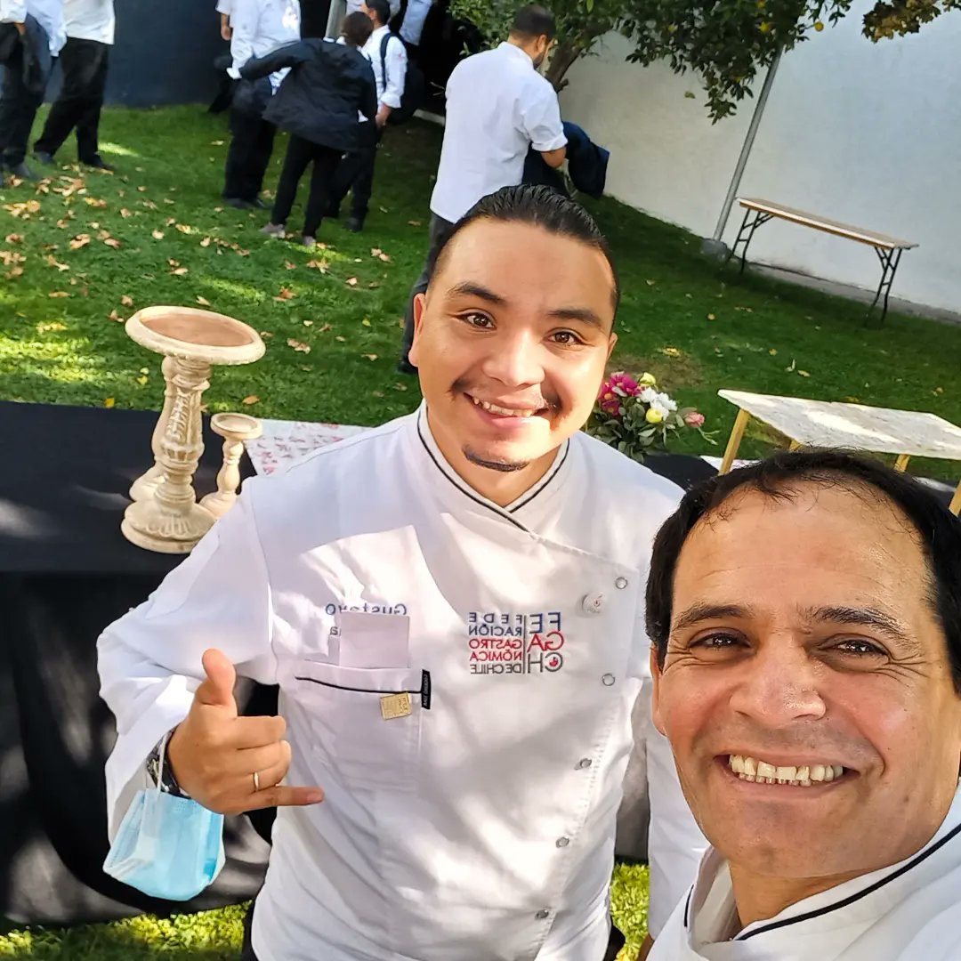 chef_edgardo's tweet photo. Y en esto andaba en #Santiago, en un maravilloso encuentro,se desarrollo la #Asamblea de socios de la #FederaciónGastronómicadeChile,
realizada en las dependencias de #InacapApoquindo.
Disfrutamos con Chesse & Wine de camaradería.🥰🥰❤
#ChefEdgardoAguilera
#ChefFegach https://t.co/tTEitScq3i