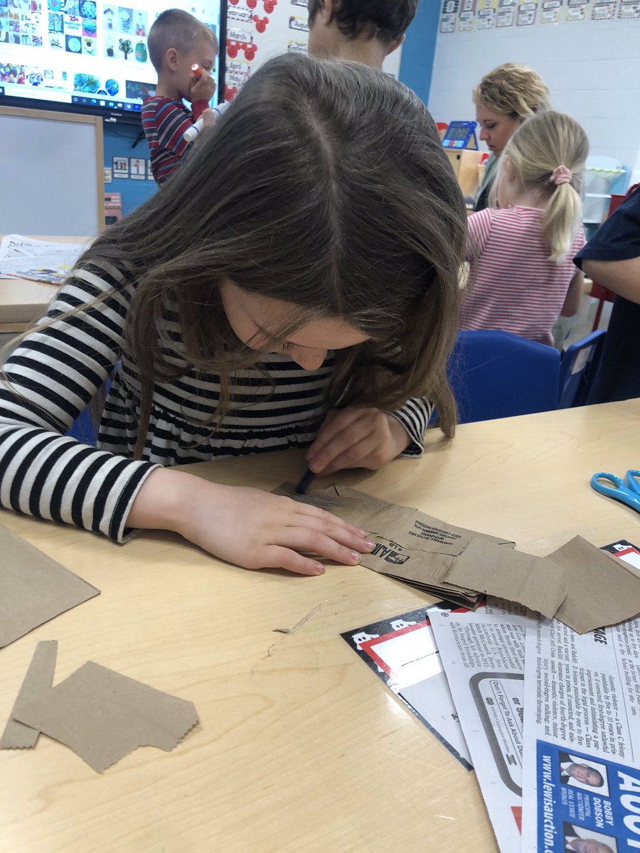 CarlenaSheeran's tweet photo. The #HCSPreschool students in the STEM classroom of D. Thomas @LincolnTrailES learned all about Earth Day.🌎 They made art from recycled materials, used blocks &amp; other materials to build recycling plants, garbage trucks, &amp; recycling bins.💚💙 #HCSStrongerTogether #ScienceStart https://t.co/PXqXOH8mDl