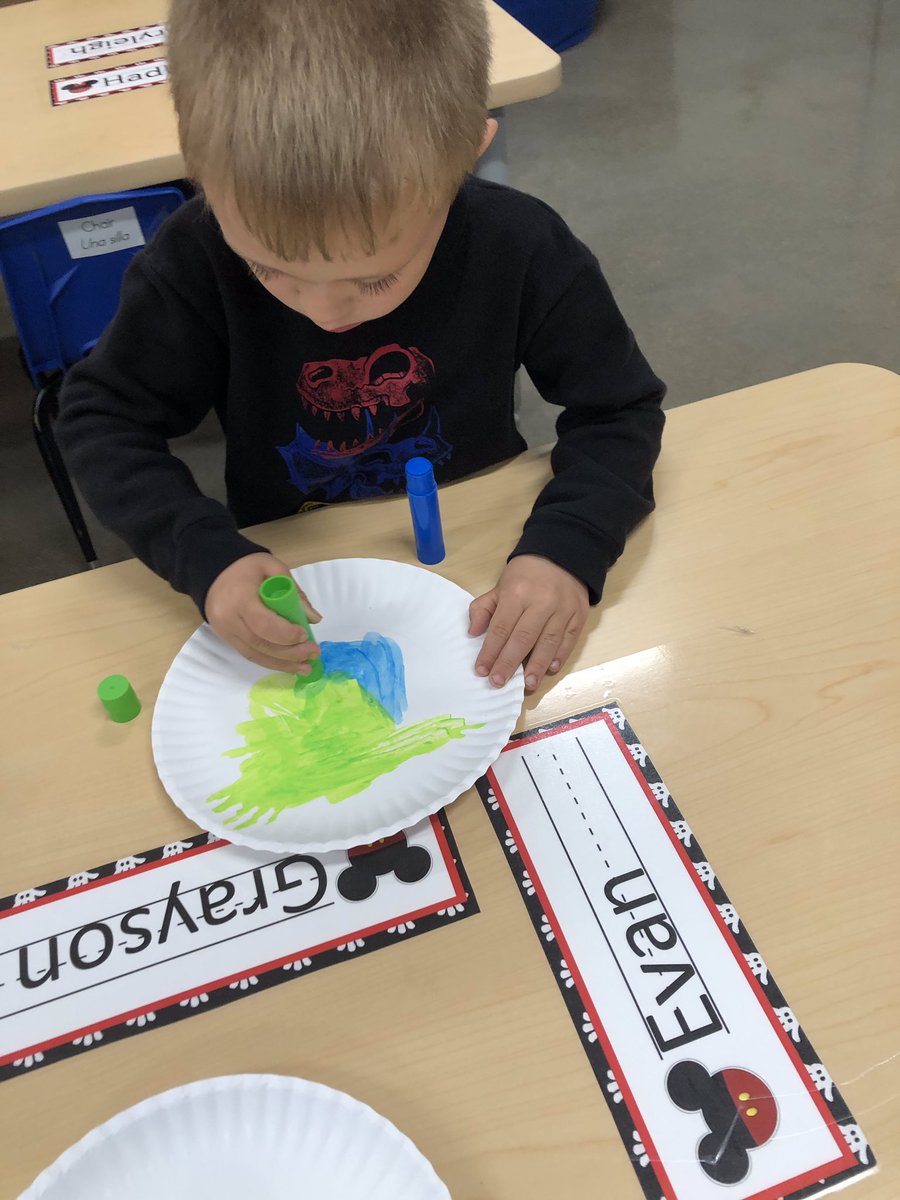 CarlenaSheeran's tweet photo. The #HCSPreschool students in the STEM classroom of D. Thomas @LincolnTrailES learned all about Earth Day.🌎 They made art from recycled materials, used blocks &amp; other materials to build recycling plants, garbage trucks, &amp; recycling bins.💚💙 #HCSStrongerTogether #ScienceStart https://t.co/PXqXOH8mDl