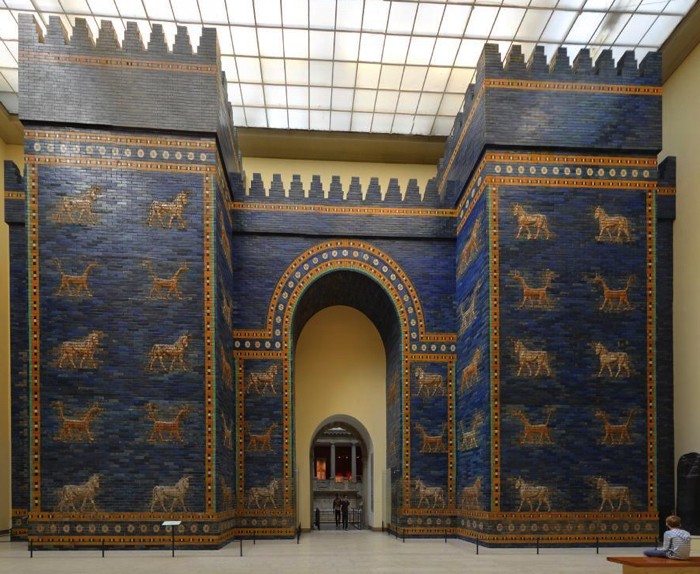 Troian_Leroy's tweet image. La porte d&apos;Ishtar, auparavant située dans la cité antique de Babylone, et aujourd&apos;hui reconstituée au musée de Pergame à Berlin