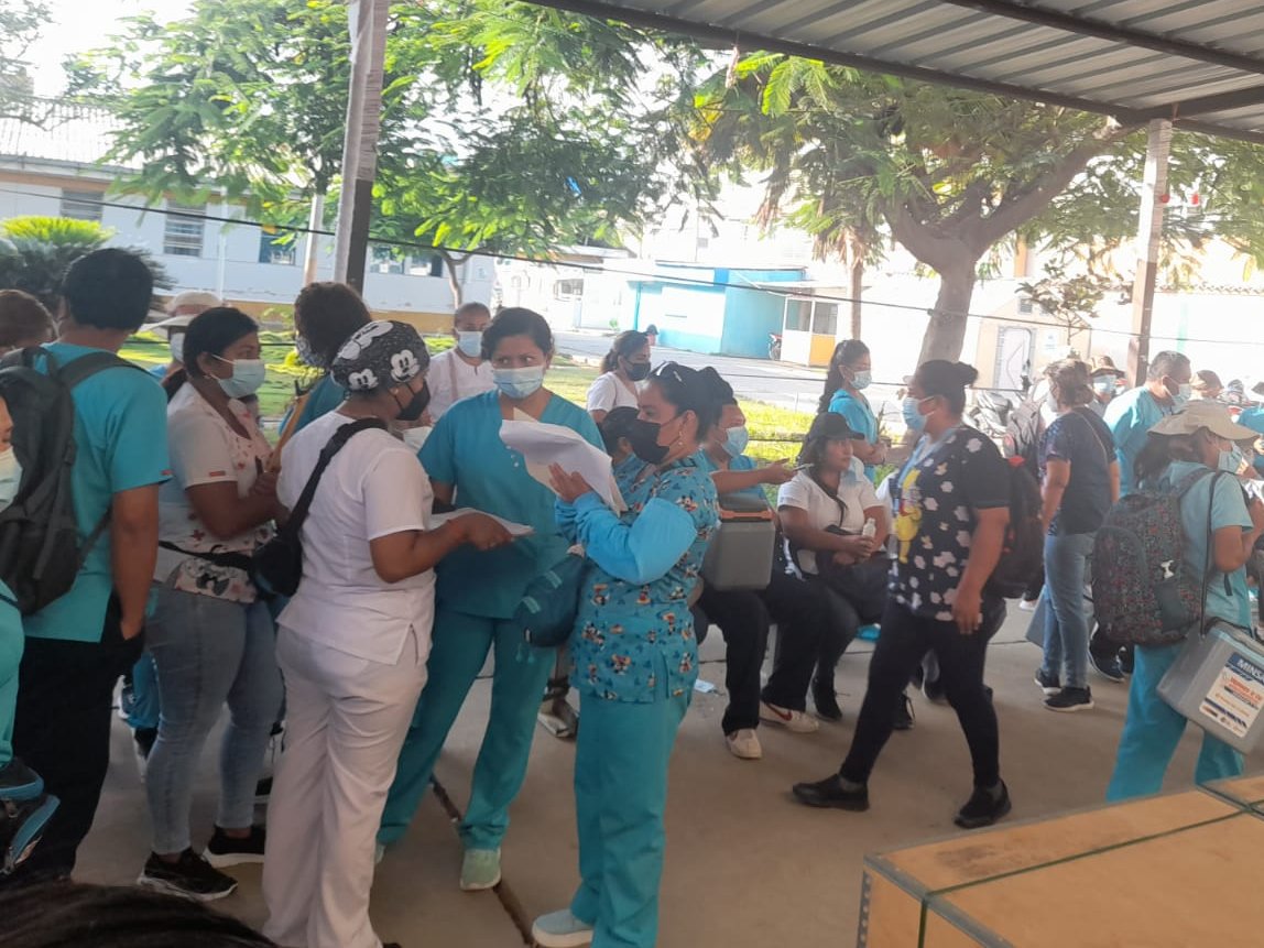 Minsa_Peru's tweet photo. El personal de la #DiresaTumbes realizó visitas domiciliarias el 23 y 24 de abril en la Semana de Vacunación en las Américas.
Las brigadistas protegieron a menores de 4 años con vacunas del calendario regular y a los mayores de 5 también se les aplicó dosis contra la #COVID19 https://t.co/cAp4c0T6Iw