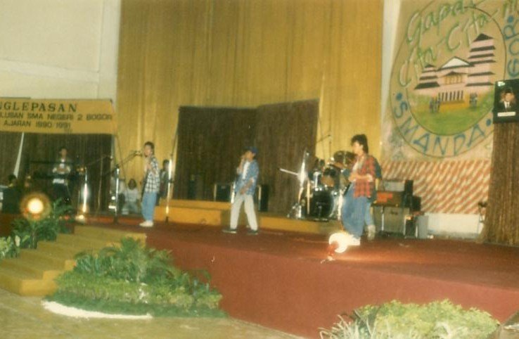 potolawas's tweet photo. Dalam acara perpisahan SMAN 2 Bogor, sekitar 1991. (4)
Siapa nih alumni SMAN 2 Bogor angkatan 1991?
Bukan Duta So7 tapi....?
โข
๐ธ: Flickr/91ers
โข
#potolawas #potolawasbogor #bogor #bogorhits #basejam https://t.co/NLOsyuQdQY