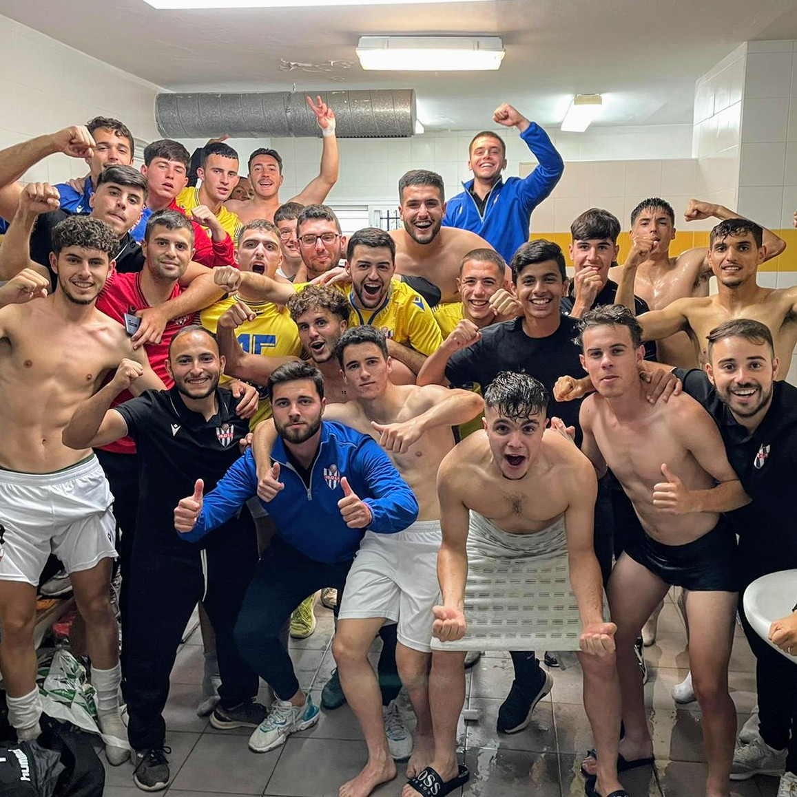 𝗙𝗼𝘁𝗼𝗴𝗿𝗮𝗳𝗶́𝗮𝘀 📷 Imágenes del partido de Ida de la 1ª Eliminatoria del Play-Off de Ascenso a Segunda Andaluza 🇪🇦 jugado en el estadio Antonio Serrano Lima 🏟️ 

<a href="/PLCompadres/">CD Peña Los Compadres</a> 0️⃣▪️1️⃣ #VelezCF

⬇️ Galería:
🎞️ tinyurl.com/Ida1PlayOffcom…

#MeQuedoContigo
#VamosVelez
🔵⚪️🔵⚪🔵