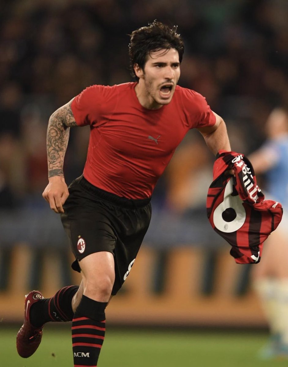 alaimofootball's tweet photo. 🔴⚫️Un grito que nos une a todos los rossoneros. ¿COMO NO TE VOY A QUERER?🎶 https://t.co/iI0lzoatq5