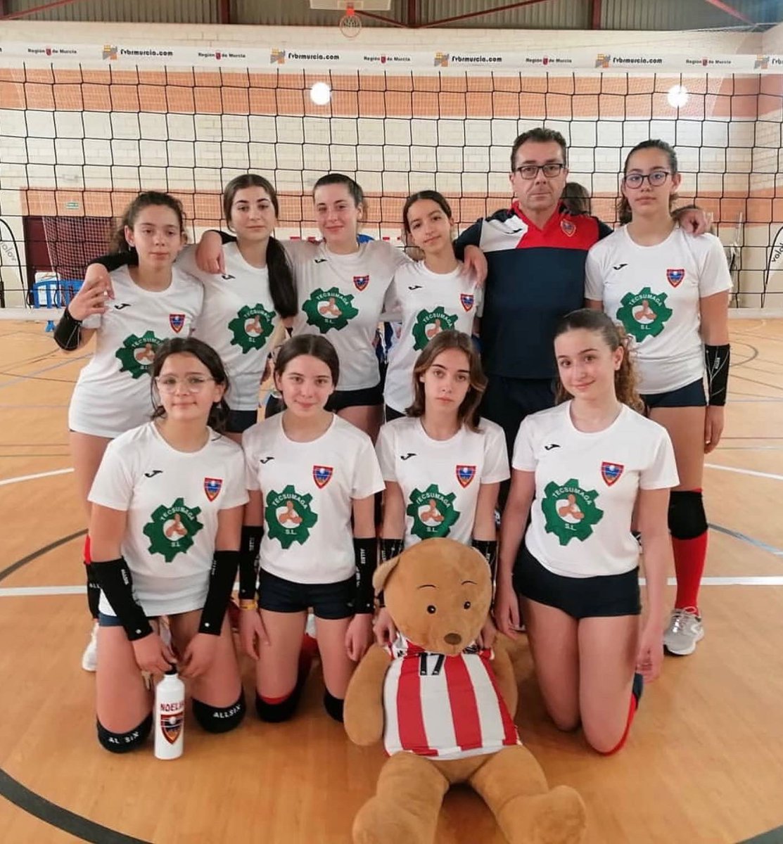 El Infantil Femenino del C.V. Mula finaliza en 4º lugar en los Play-Off Regionales.

Gran temporada del equipo de José Antonio Navarro en su primer año de competición, llegando a toda una Final donde ha disputado con los mejores equipos de la Región. 

¡Enhorabuena Campeonas!